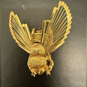 Beautiful Vintage Monet Gold Tone Bee Brooch.